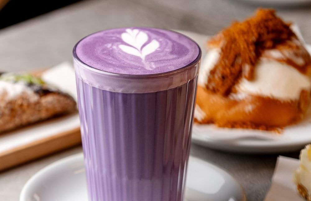 Qu'est-ce que l'ube latte, cette boison détox qui rivalise avec le matcha ?