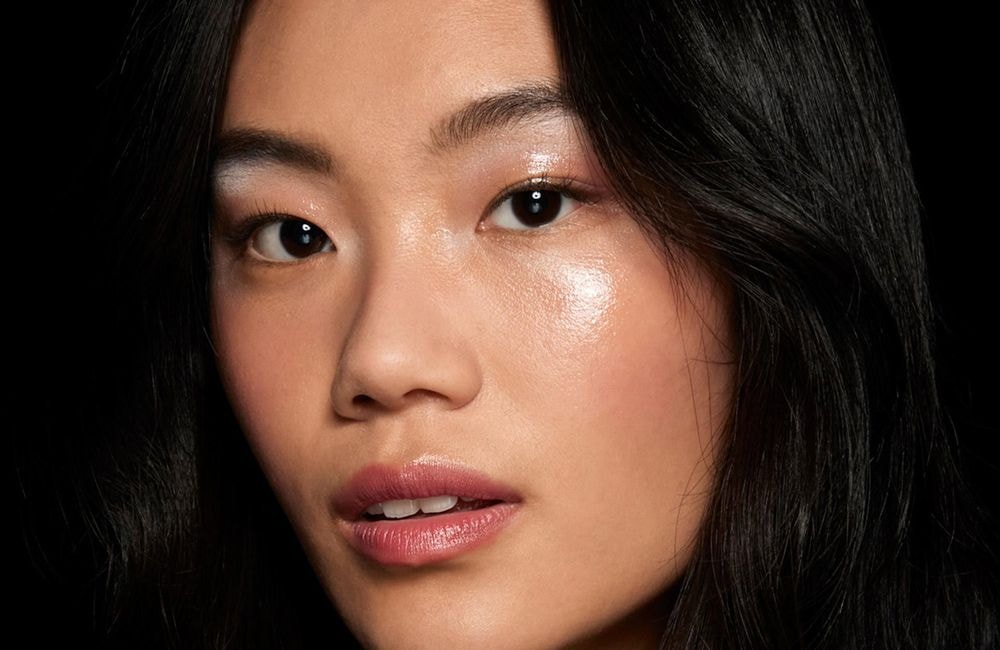 Qu’est-ce que le « snowflake shadow », ce maquillage scintillant idéal pour les fêtes ?