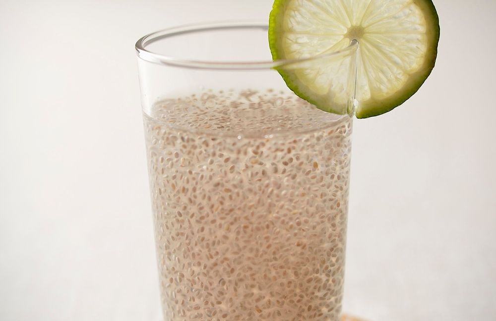 Eau citronnée aux graines de chia : la boisson virale qui promet de « détoxifier » le corps tient-elle vraiment ses promesses ?