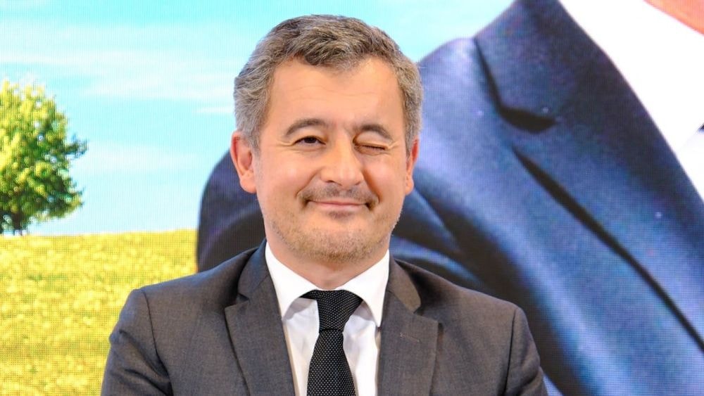 Gérald Darmanin (42 ans) surpris en plein baiser avec Karine Le Marchand : "Vous embrassez les ministres ?"