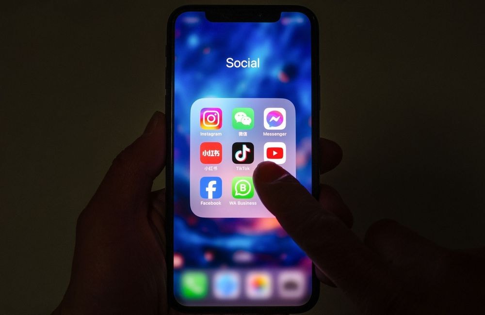 Interdiction des réseaux sociaux, couvre-feu numérique… Ce que recommande la commission d’enquête sur TikTok