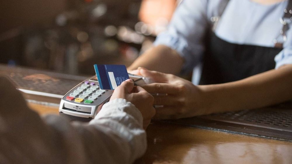 Aides sociales : l'argent bientôt versé directement sur une carte bancaire ?