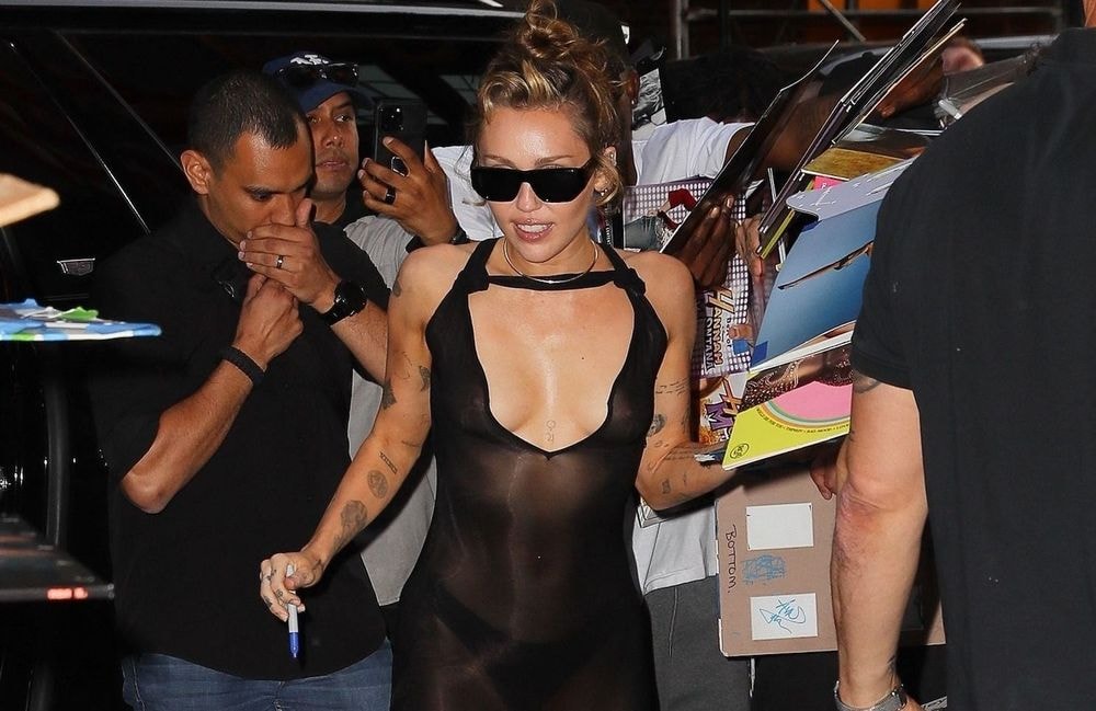 Miley Cyrus fait sensation dans une robe transparente signée d’un créateur français