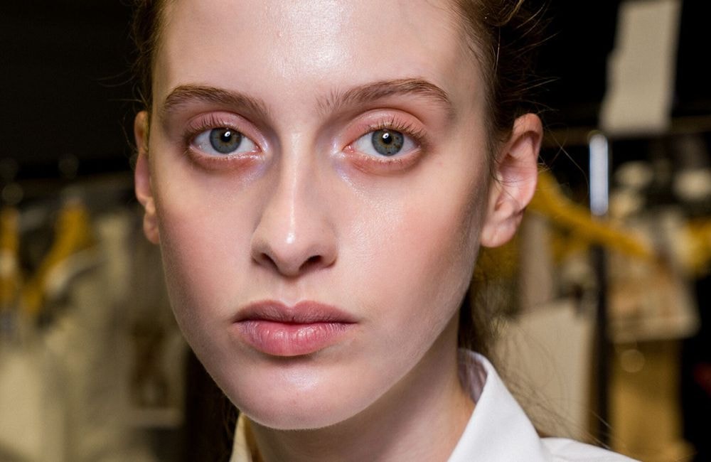 La technique secrète d'une maquilleuse de célébrités pour un visage lifté
