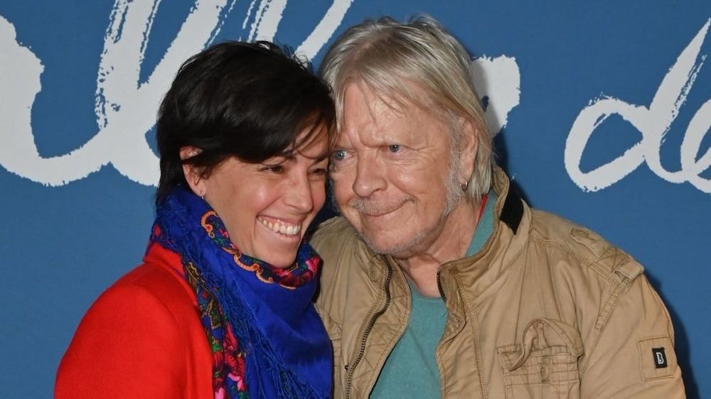 "Il n'a cessé de lui faire la cour", Renaud marié à Cerise de 29 ans sa cadette, leur vie intime évoquée sans tabou