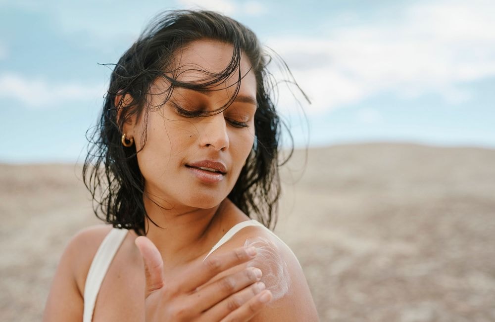Skincare d’été : les erreurs à éviter (et les bons gestes à adopter)