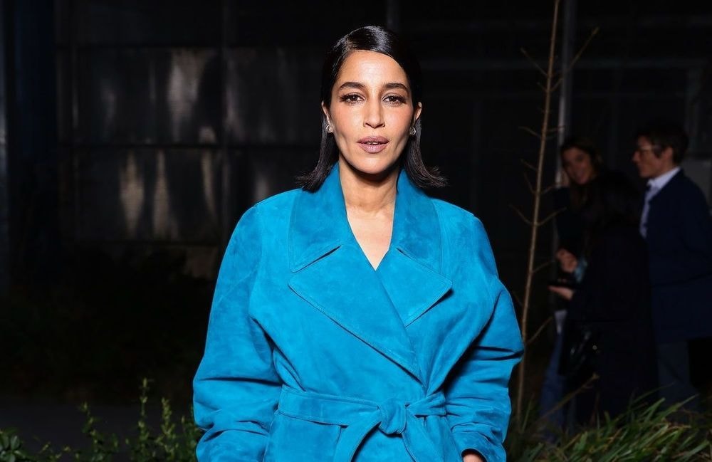 En trench bleu canard, Leïla Bekhti électrise le défilé Alaïa