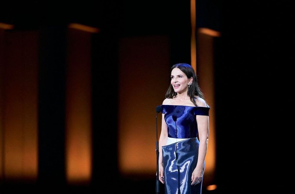 En robe vintage Armani, Juliette Binoche fait sensation au Festival de San Sebastián