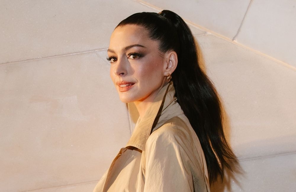 Anne Hathaway s’affiche au naturel et sans maquillage pour teaser Le Diable s’habille en Prada 2