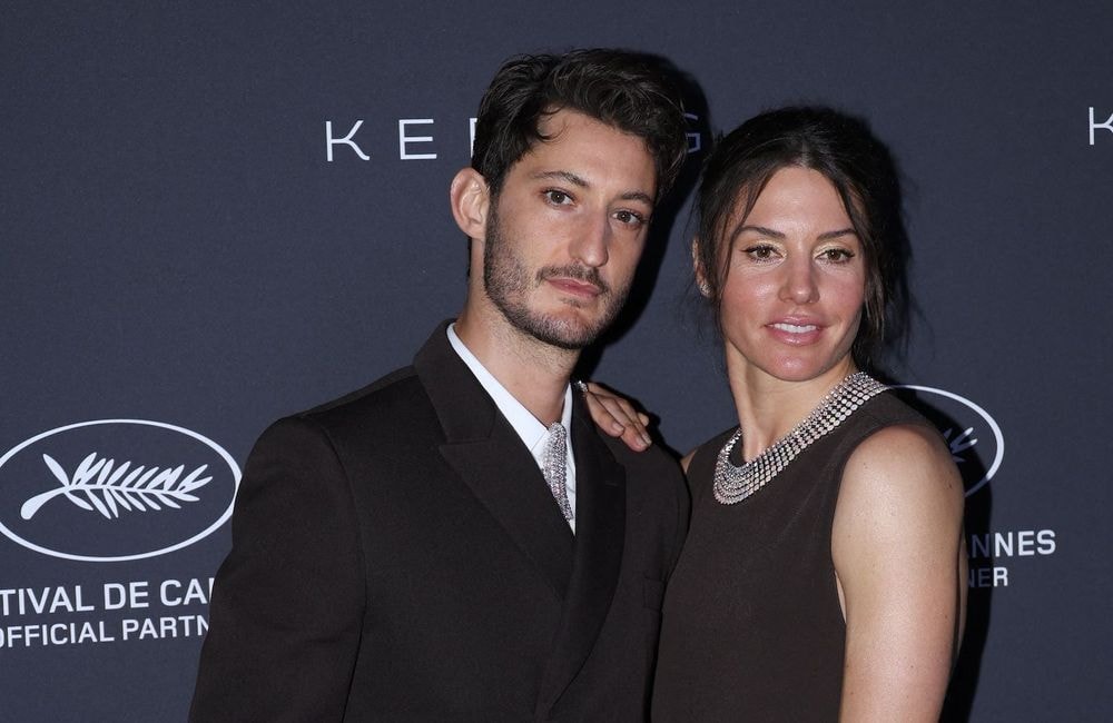 Natasha Andrews, la compagne de Pierre Niney, s’amuse de leurs disputes en anglais : « Ça reste plus viscéral »