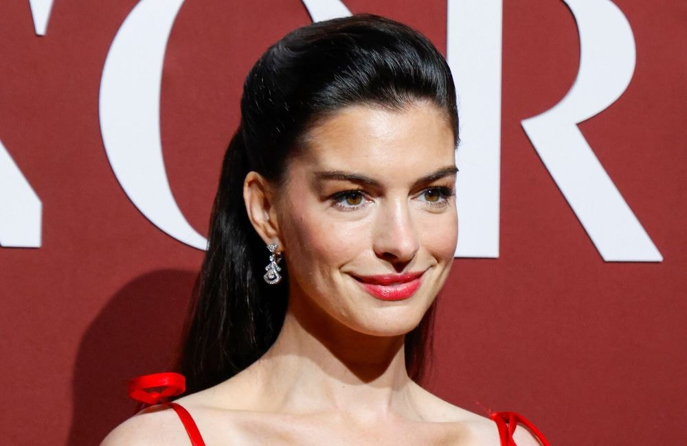 Queue-de-cheval basse et raie sur le côté : Anne Hathaway fait renaître cette coiffure phare des années 90