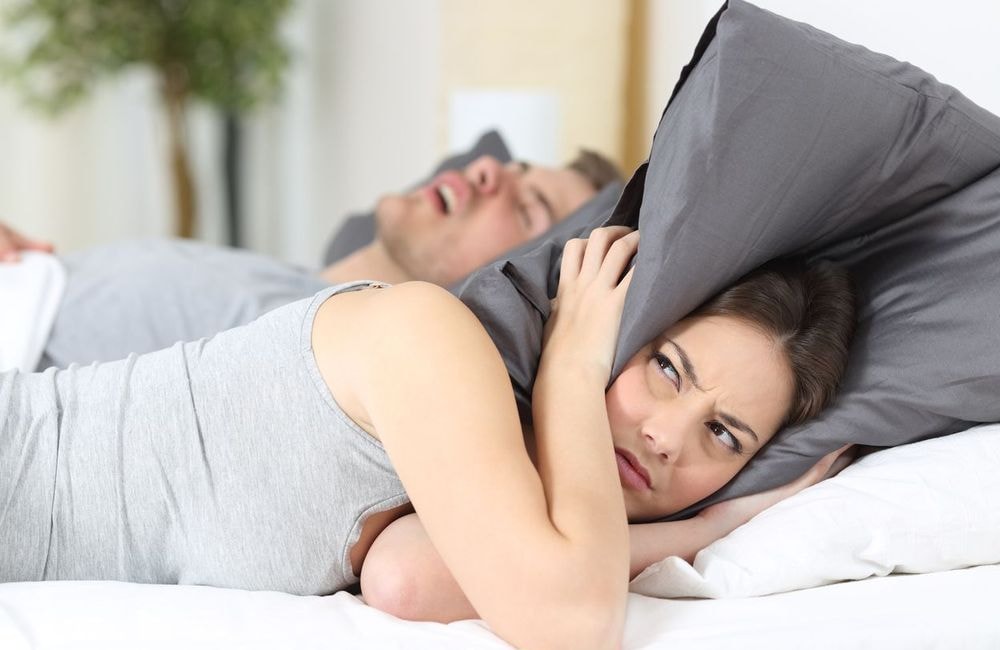 Les femmes ronflent-elles vraiment moins que les hommes ? Un chercheur a trouvé la réponse