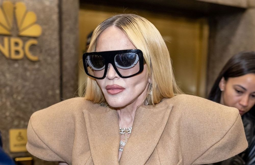 Lunettes superposées et épaulettes XXL : l'apparition remarquée de Madonna à la Fashion Week de New York