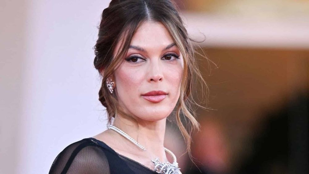Iris Mittenaere ultra sexy : elle montre presque tout dans une robe noir tout en transparence