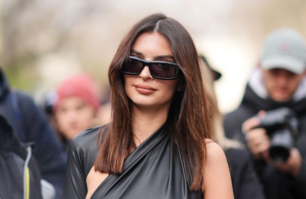 Sublime, Emily Ratajkowski adopte une coiffure régressive et rajeunissante