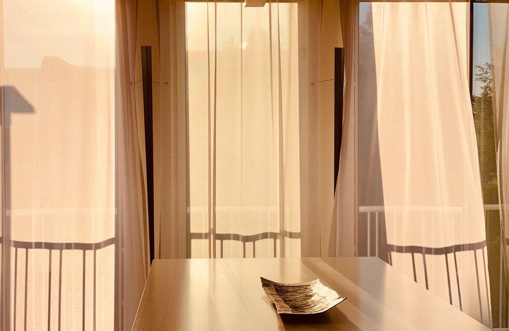 Voici l’astuce de pro pour baigner son intérieur de couleur sans tout repeindre