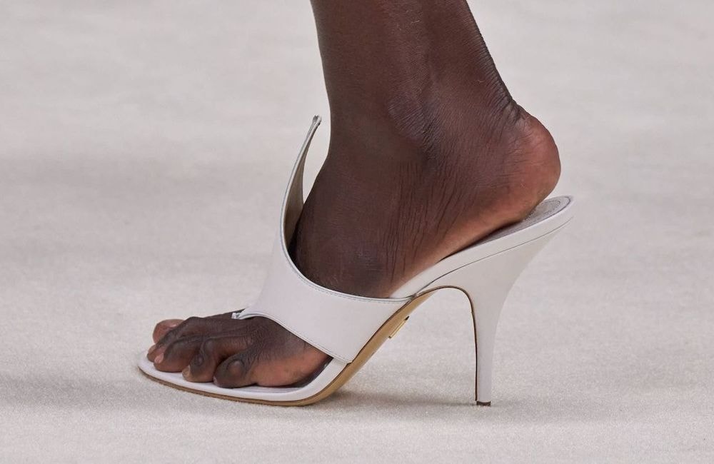 Repérées sur les podiums, ces sandales originales seront les favorites de l'été