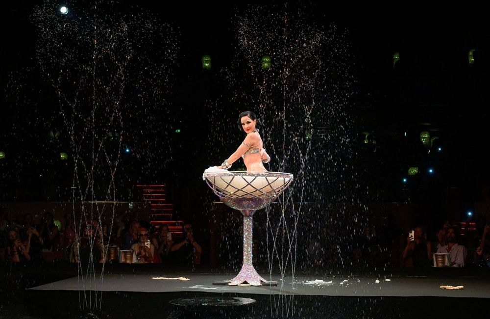 L’effeuillage chic et sexy de Dita von Teese au défilé Alexis Mabille