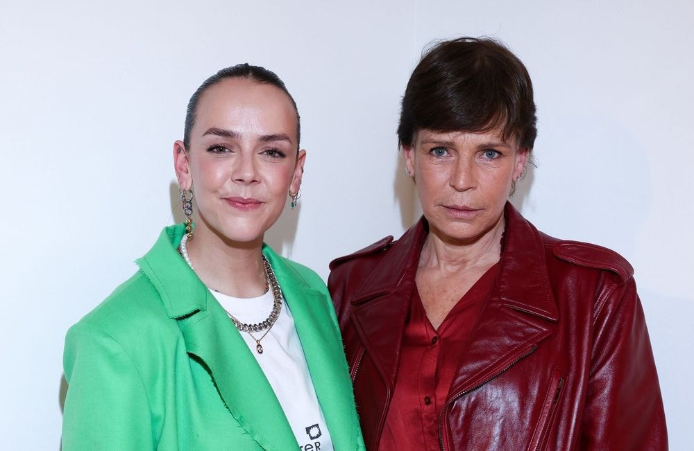 Cheveux wet et tops lamés : Stéphanie de Monaco pose avec sa fille pour Alter