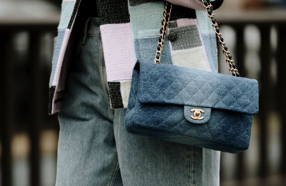 Le sac en jean est l’accessoire phare de la saison