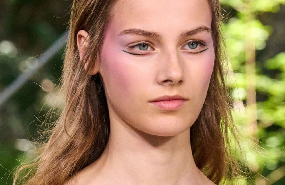 Cette technique toute simple va révolutionner votre façon d’appliquer le blush