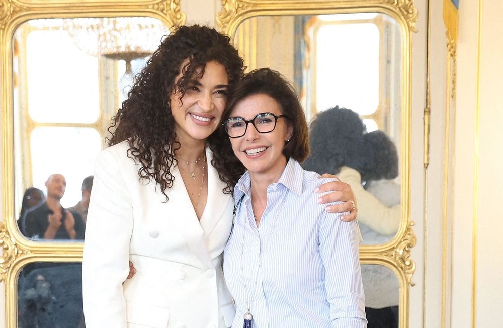 Camélia Jordana en robe blazer blanche récompensée par Rachida Dati