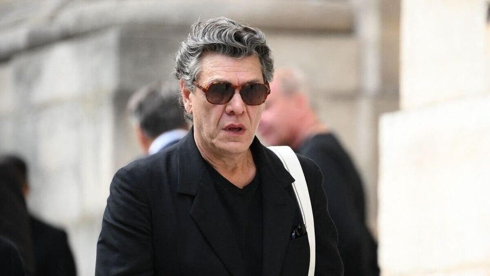 À 62 ans, Marc Lavoine obligé de “montrer son sexe” en public pour prouver sa virilité