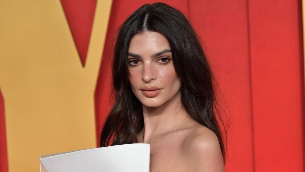 Emily Ratajkowski (34 ans) : au plumard, l'ex de Dua Lipa s'invite officiellement dans ses draps