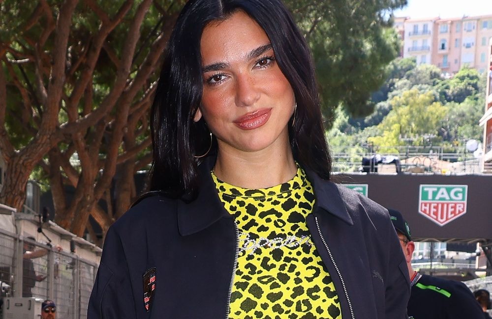 Dua Lipa : on copie sa manucure bijou pour pimper nos looks de rentrée