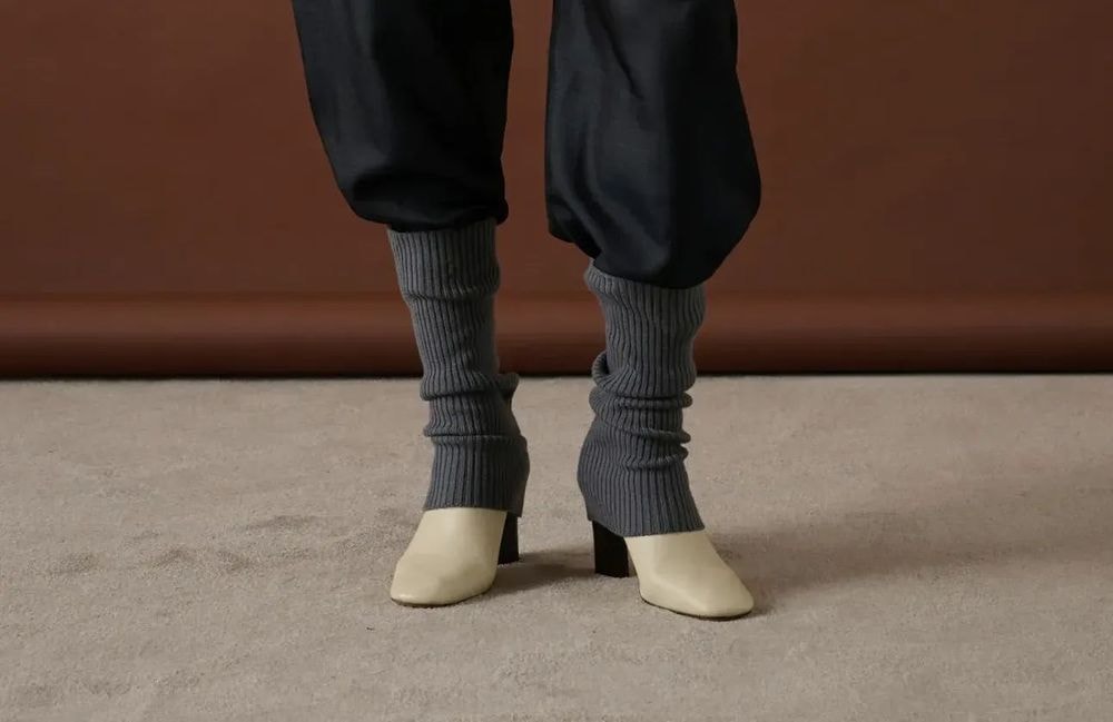Les guêtres par-dessus les bottines : le retour de cette association mode qui réchauffent nos looks