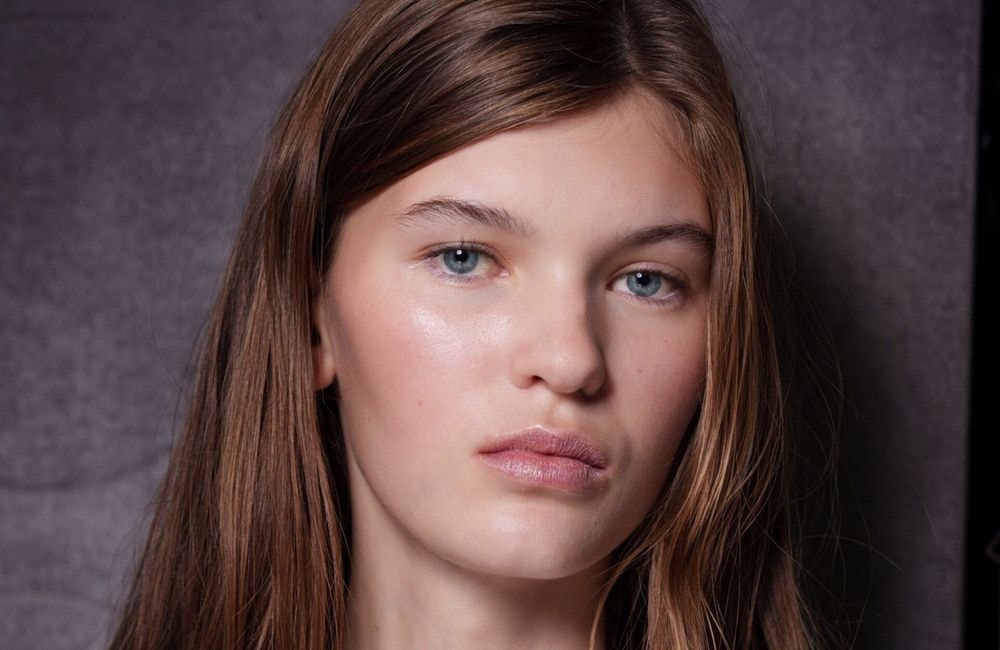 « Cloud blush » : comment adopter cette tendance make-up aussi douce qu’un nuage ?