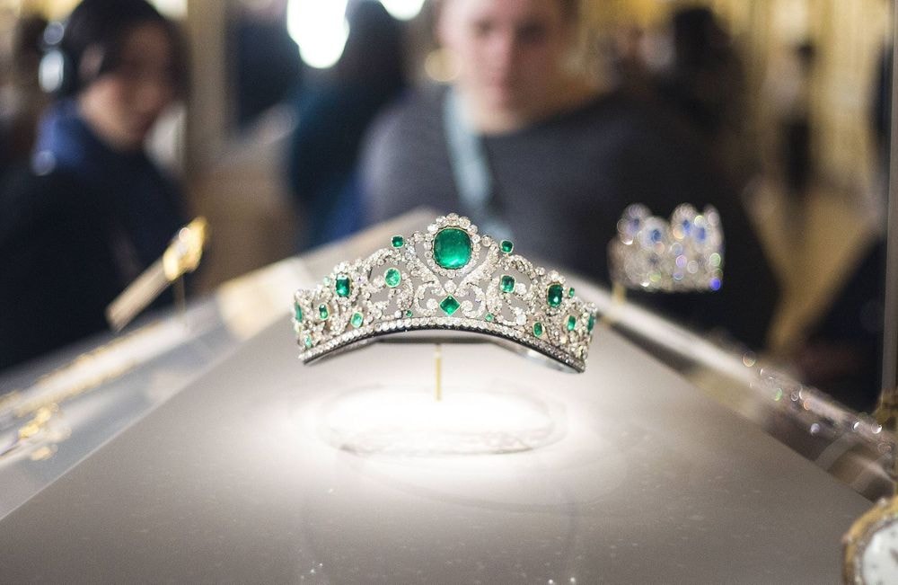 « Couronne impériale, bon état » : sur Vinted, les bijoux volés du Louvre suscitent un déluge de fausses annonces