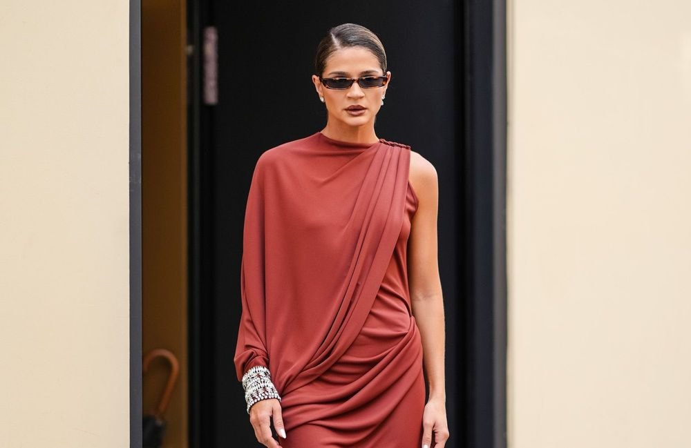 Adorée de Victoria Beckham, cette tendance robe sublime toutes les morphologies