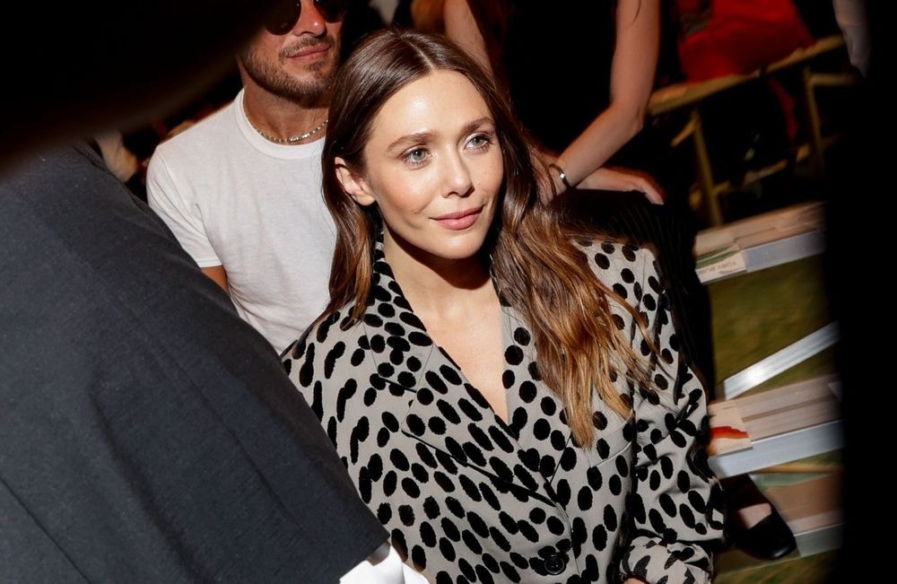 Elizabeth Olsen crée la surprise au défilé Tory Burch
