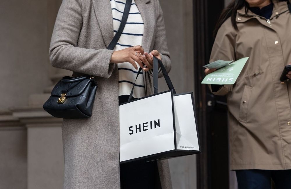 Loi anti fast-fashion enfin adoptée : les nouvelles règles qui vont changer la donne en France