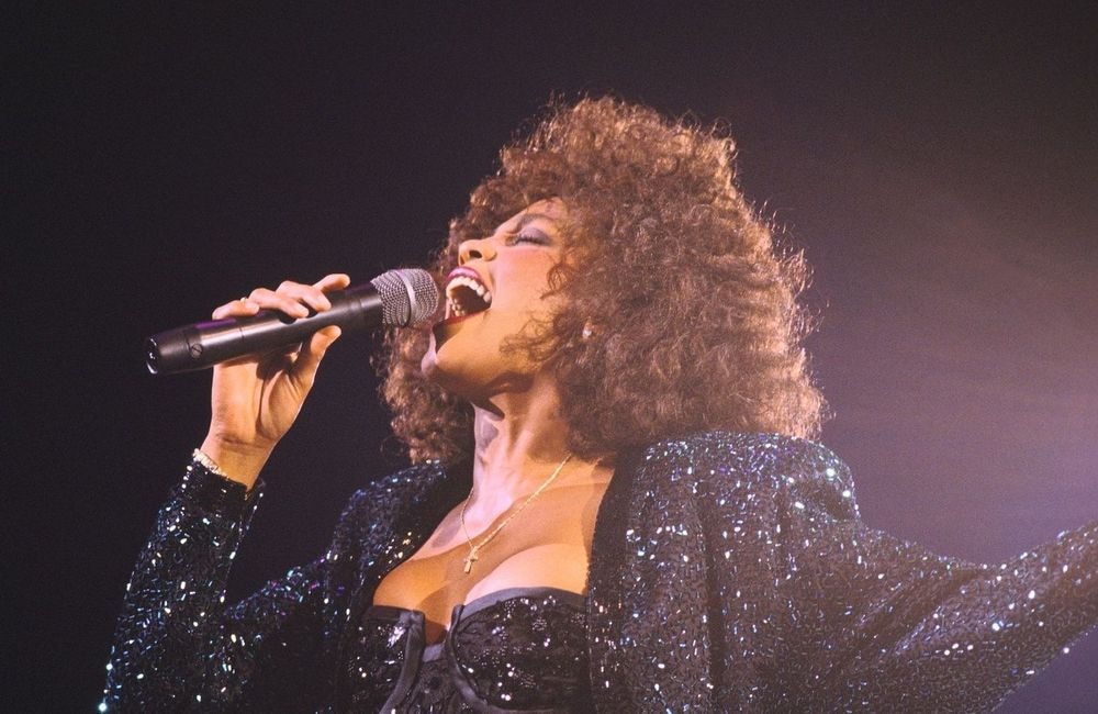 Stars sous emprise : la descente aux enfers de Whitney Houston, entre dépendance et conflits conjugaux