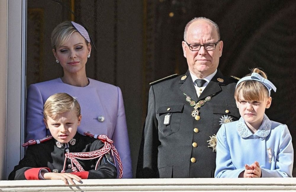 Albert de Monaco, Charlène et Camille Gottlieb réunis pour distribuer des cadeaux aux Monégasques