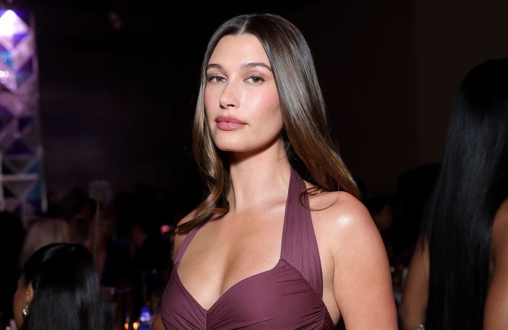 Hailey Bieber relance la tendance du chignon de ballerine