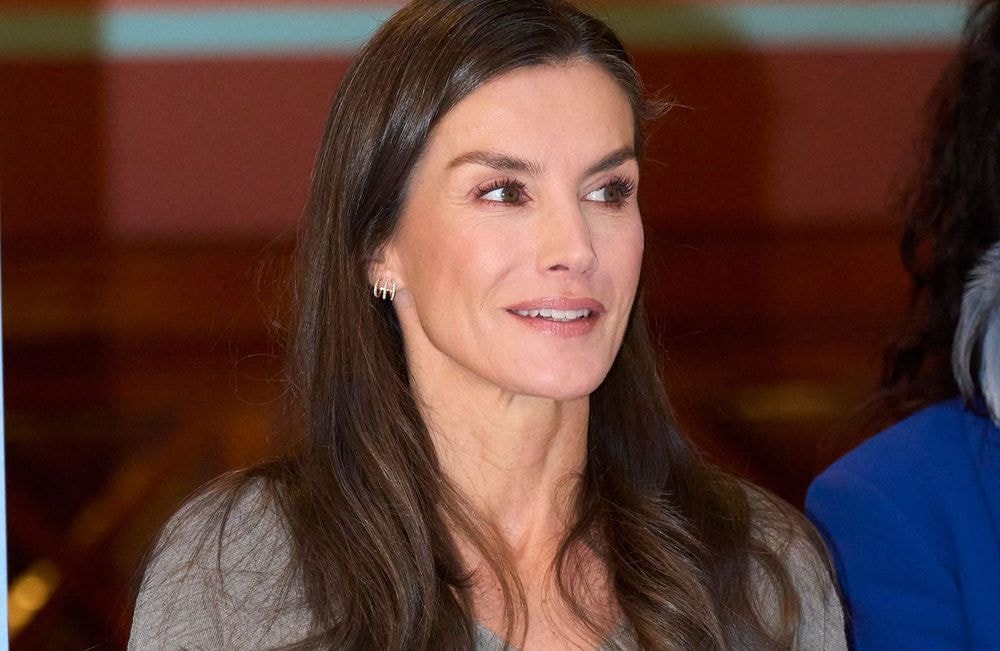 Le secret de Letizia d'Espagne pour rendre la robe grise ultra-désirable cet hiver