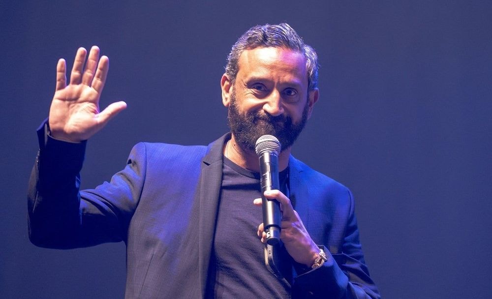 Cyril Hanouna en très charmante compagnie à Saint-Tropez, de rares images de ses vacances ont été publiées