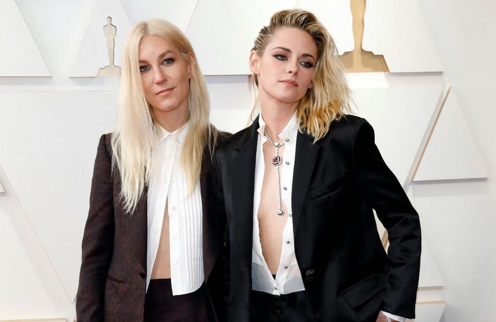 En chemisier et jupe métallisés, Kristen Stewart casse les codes de la traditionnelle tenue de mariée