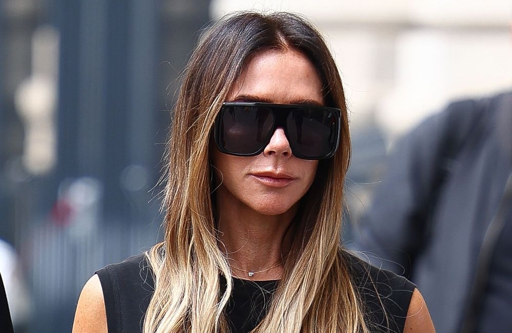 Victoria Beckham renoue avec son blond « tie & dye » emblématique des années 2000