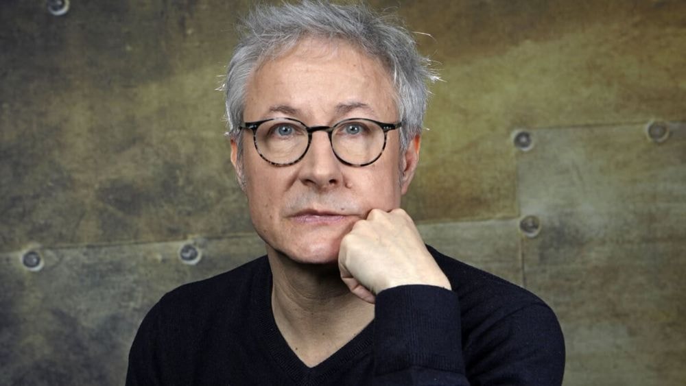 Un acteur de la série culte Caméra Café fait son coming-out et se livre... "Je me faisais taper sur le tournage, j’ai failli mourir" !