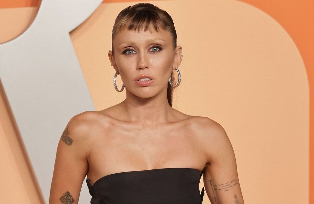 En 2025, Katy Perry, Leighton Meester et Miley Cyrus confirment le retour de cette coupe de cheveux