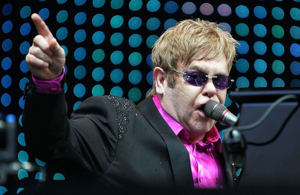 « C’est une véritable épreuve » : Elton John se confie sur ses problèmes de santé oculaire