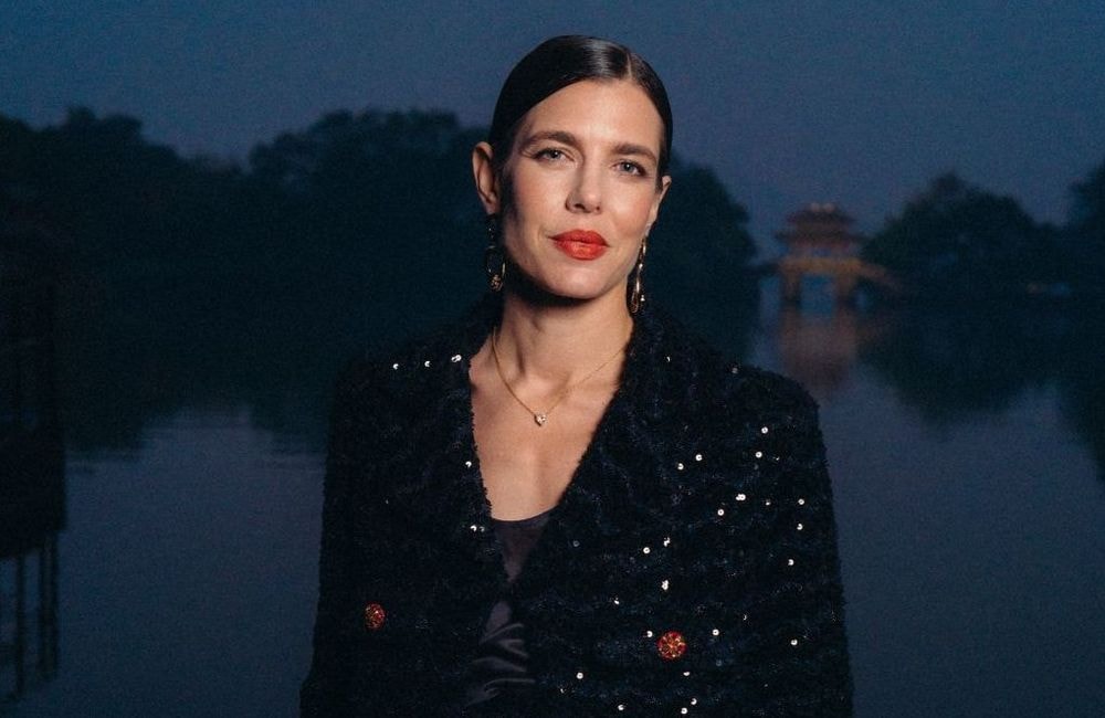 En ensemble en tweed et strass, l’élégance festive de Charlotte Casiraghi au défilé Chanel