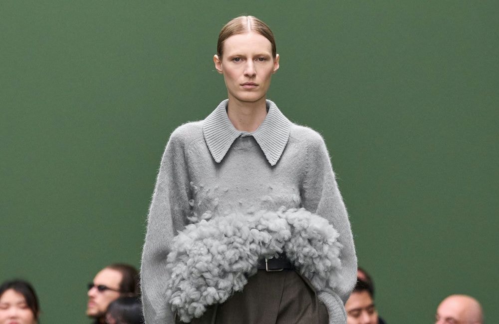 Allure romantique et charme preppy, le polo en laine fait son retour dans les tendances