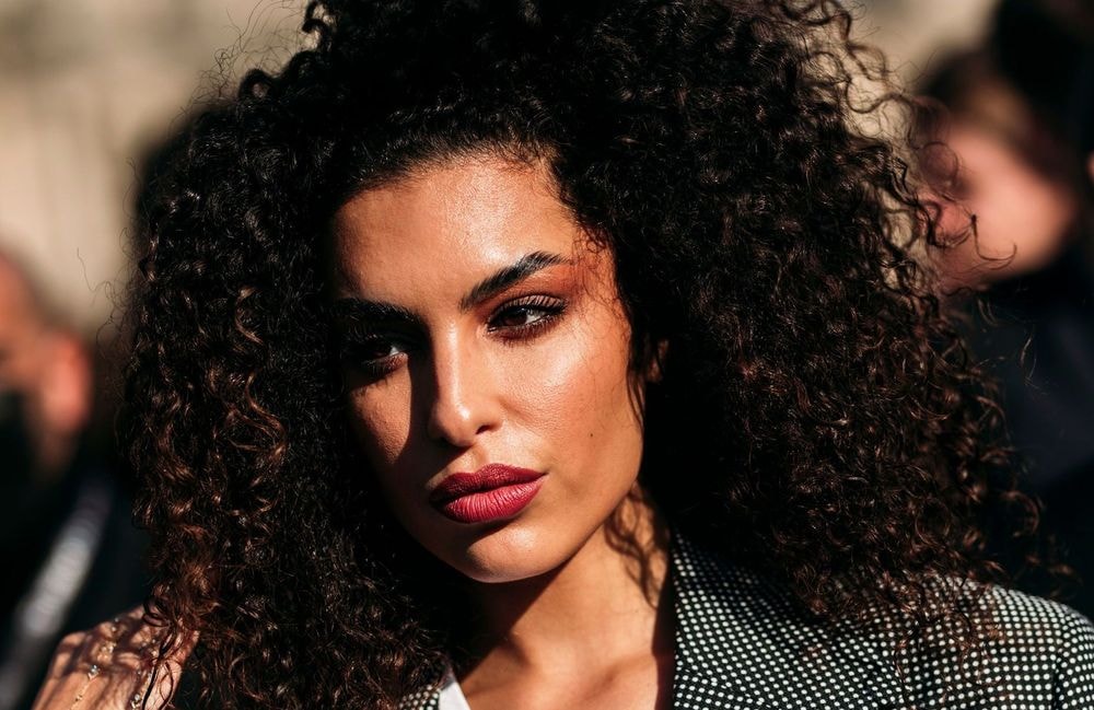 Voici comment redonner vie à vos cheveux bouclés en seulement 5 minutes