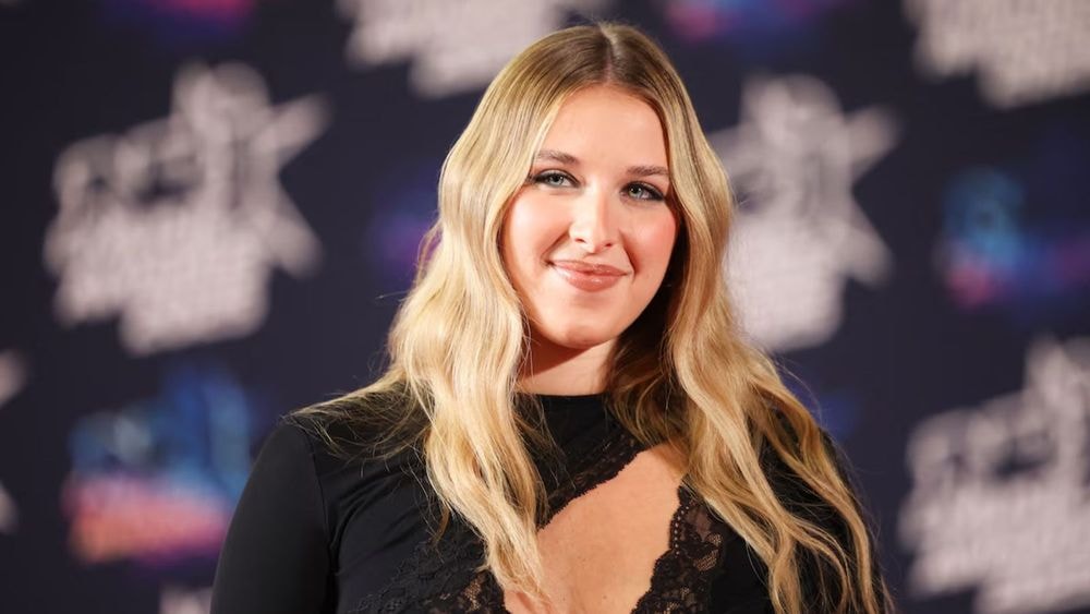 Helena se livre sur les commentaires ultra violents qu’elle reçoit sur internet : "Je suis trop grosse"