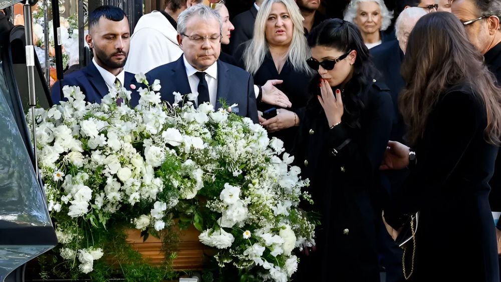 Obsèques de Nadia Farès : qui sont les comédiens qui ont porté le cercueil de l'actrice ?